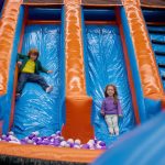Niños disfrutando de un tobogán hinchable