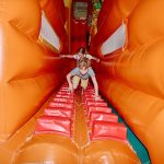 Niños trepando por un túnel hinchable